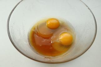 鸡蛋和蜂蜜放一起。