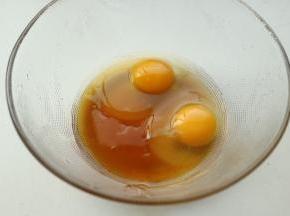 鸡蛋和蜂蜜放一起。