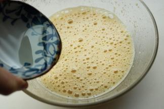 加入玉米油继续混合均匀。