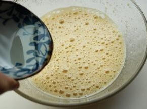 加入玉米油继续混合均匀。