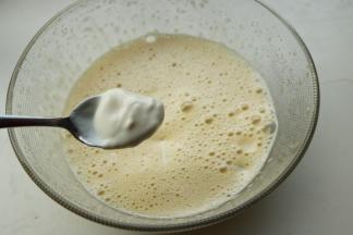 加入酸奶继续混合均匀。