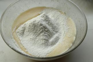 筛入低粉和泡打粉。