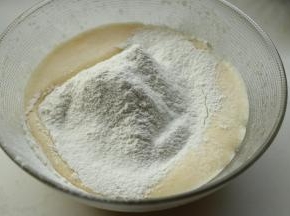 筛入低粉和泡打粉。