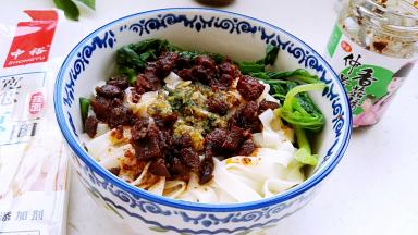 放蒜泥调味汁、仲景香菇酱。