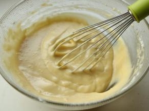 用蛋抽轻拌混合到没有颗粒。