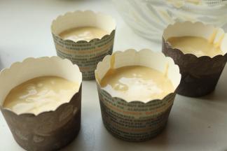 用勺子把面糊装入纸杯中。