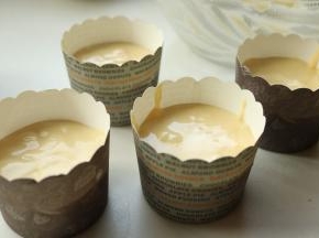 用勺子把面糊装入纸杯中。