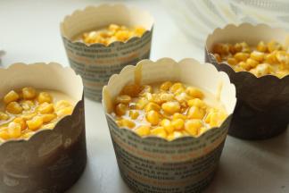 上面放上混合黄油的冻干玉米粒。