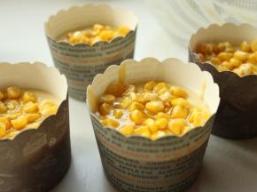 上面放上混合黄油的冻干玉米粒。