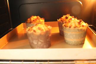 烤箱预热150度，中层烤25分钟，注意观察表面不要烤糊了。