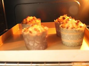 烤箱预热150度，中层烤25分钟，注意观察表面不要烤糊了。