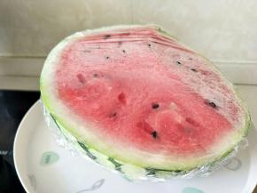 西瓜，切块，去籽。