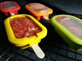 西瓜用辅助工具压碎，不用打汁，有小块口感也是非常好。