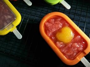 以西瓜液为基底，可以加入其他水果。或直接只放西瓜液。