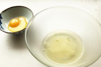 分离蛋黄和蛋白。