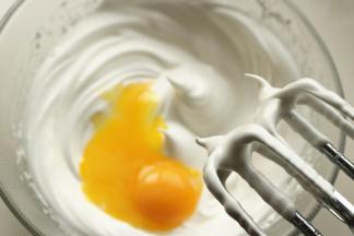 蛋白打发到硬性发泡时，加入蛋黄。