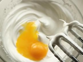 蛋白打发到硬性发泡时，加入蛋黄。