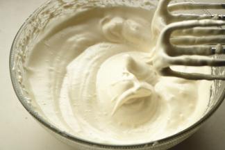 快速打发至完全混合，加入蛋黄后，会略微变的软一些，但是仍然比直接打发全蛋要快速很多。