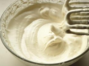 快速打发至完全混合，加入蛋黄后，会略微变的软一些，但是仍然比直接打发全蛋要快速很多。