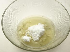 蛋白加如所有的砂糖。