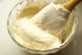 黄油用微波炉叮20秒，融化后晾凉，加入一勺面糊混合均匀。