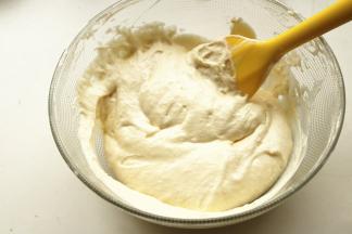 混合好的黄油面糊倒回到剩余面糊里，再次翻拌均匀，蛋糕糊就做好了。