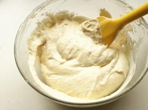 混合好的黄油面糊倒回到剩余面糊里，再次翻拌均匀，蛋糕糊就做好了。