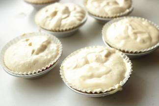 再加满蛋糕糊，盖住果酱。