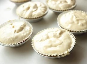 再加满蛋糕糊，盖住果酱。