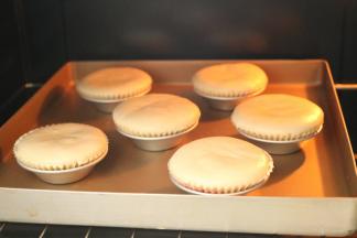 送入预热150度的烤箱，中层烤20分钟左右，蛋糕表面上色均匀即可。烤好的蛋糕无需倒扣，晾凉即可。