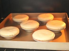 送入预热150度的烤箱，中层烤20分钟左右，蛋糕表面上色均匀即可。烤好的蛋糕无需倒扣，晾凉即可。