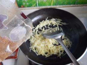 然后加入五香粉