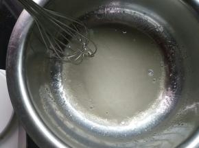 水和玉米油搅打均匀
