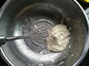 加入低筋面粉；用手动打蛋抽搅拌均匀