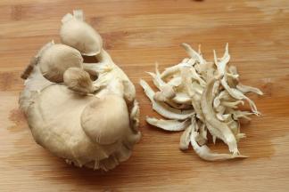 蘑菇撕成细丝。