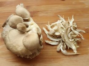 蘑菇撕成细丝。