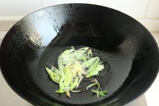 炒锅放油，爆香葱姜丝。