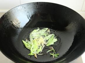 炒锅放油，爆香葱姜丝。