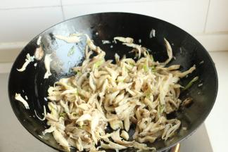 加少许盐，炒到蘑菇丝变软。