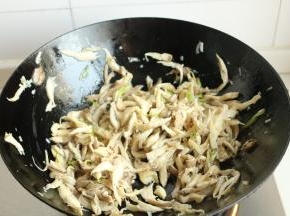 加少许盐，炒到蘑菇丝变软。