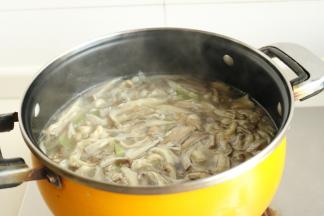 移入汤锅，加适量凉水或者高汤煮开。