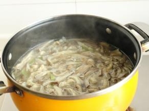 移入汤锅，加适量凉水或者高汤煮开。