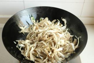 下入蘑菇丝翻炒。