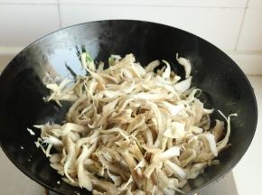下入蘑菇丝翻炒。