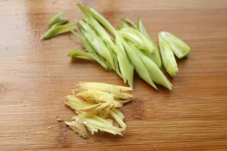 葱姜切丝。