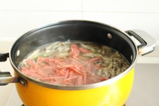 加入火腿丝继续煮10分钟，充分煮出鲜味。