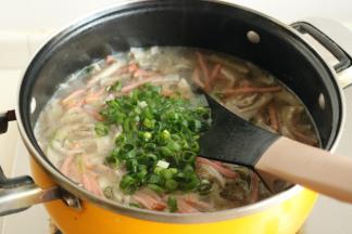 关火后，加入葱末，蘑菇汤就做好了。