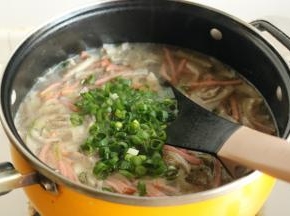 关火后，加入葱末，蘑菇汤就做好了。