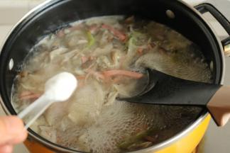 加入昆布粉调味。