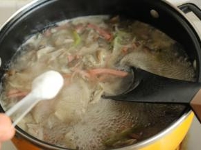 加入昆布粉调味。